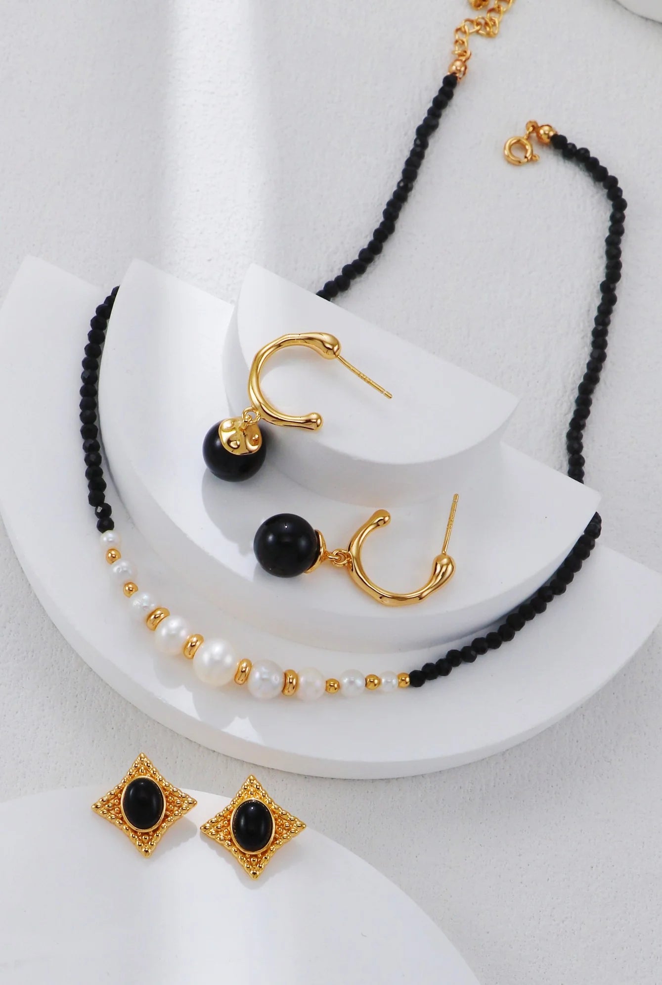 Collar con cuentas doradas y perla de espinela negra.