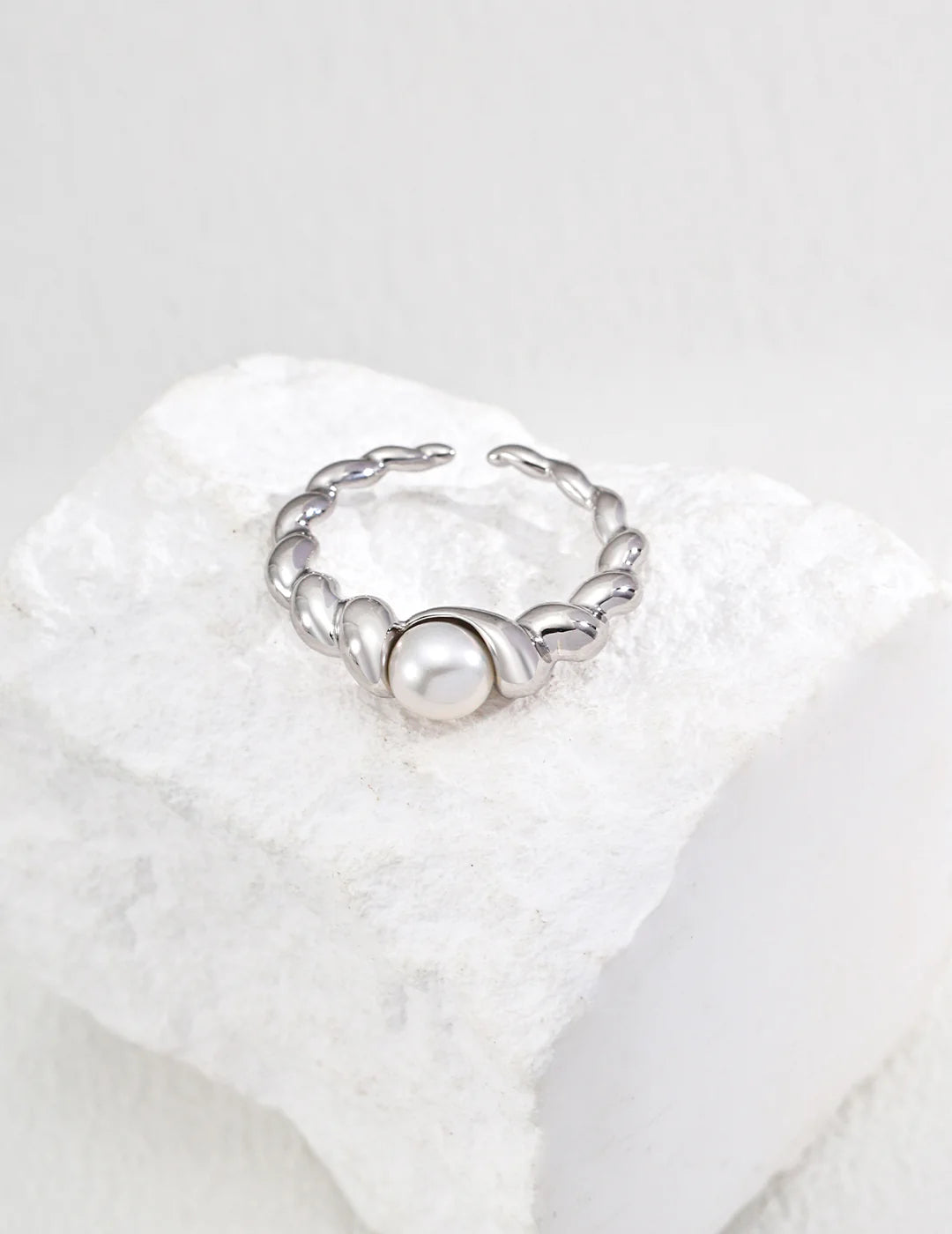 Anillo de Perla Natural con Diseño Trenzado