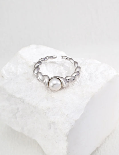 Anillo de Perla Natural con Diseño Trenzado