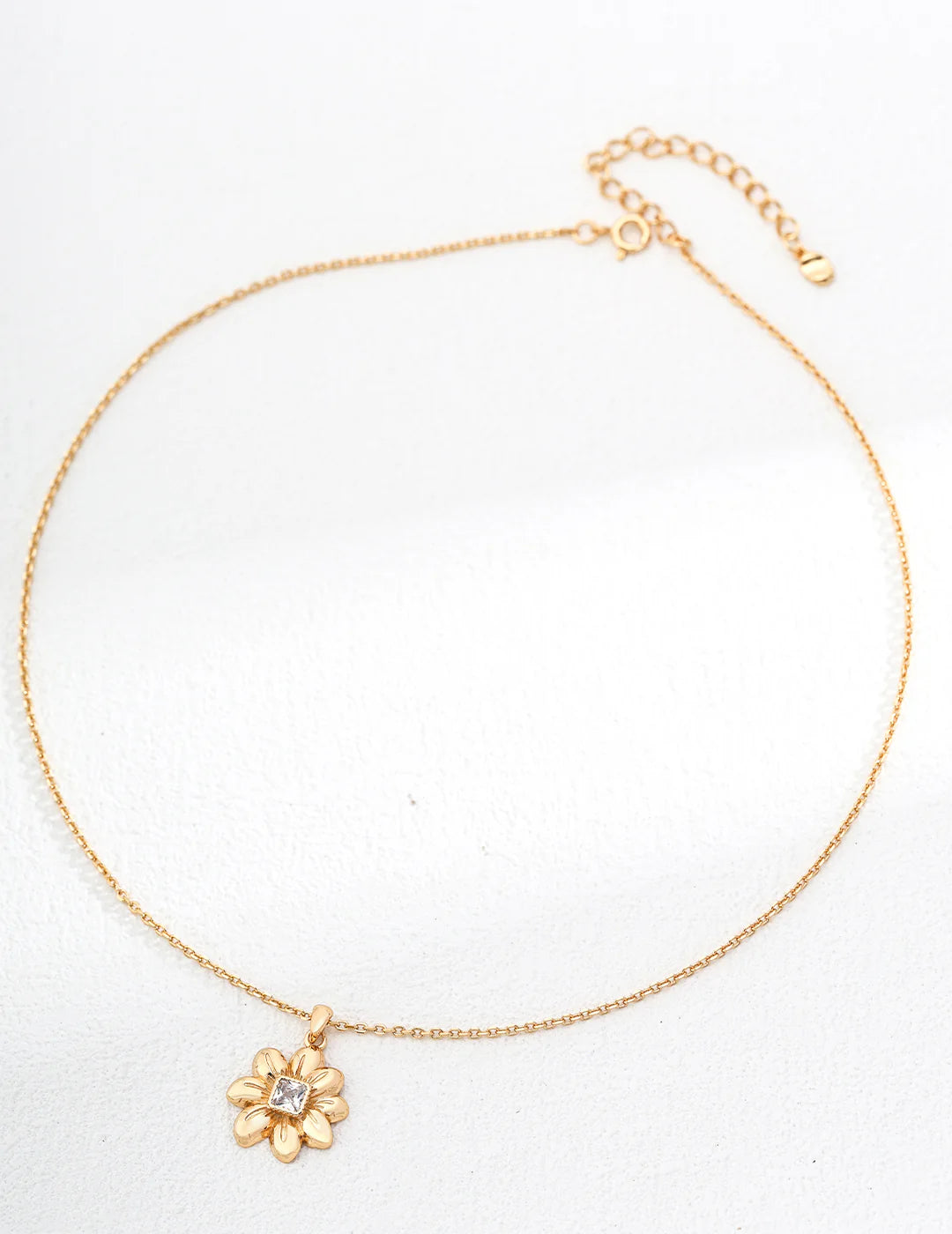 Collar con Zirconia en Forma de Flor