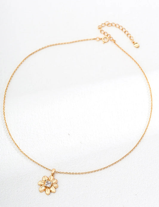 Collar con Zirconia en Forma de Flor