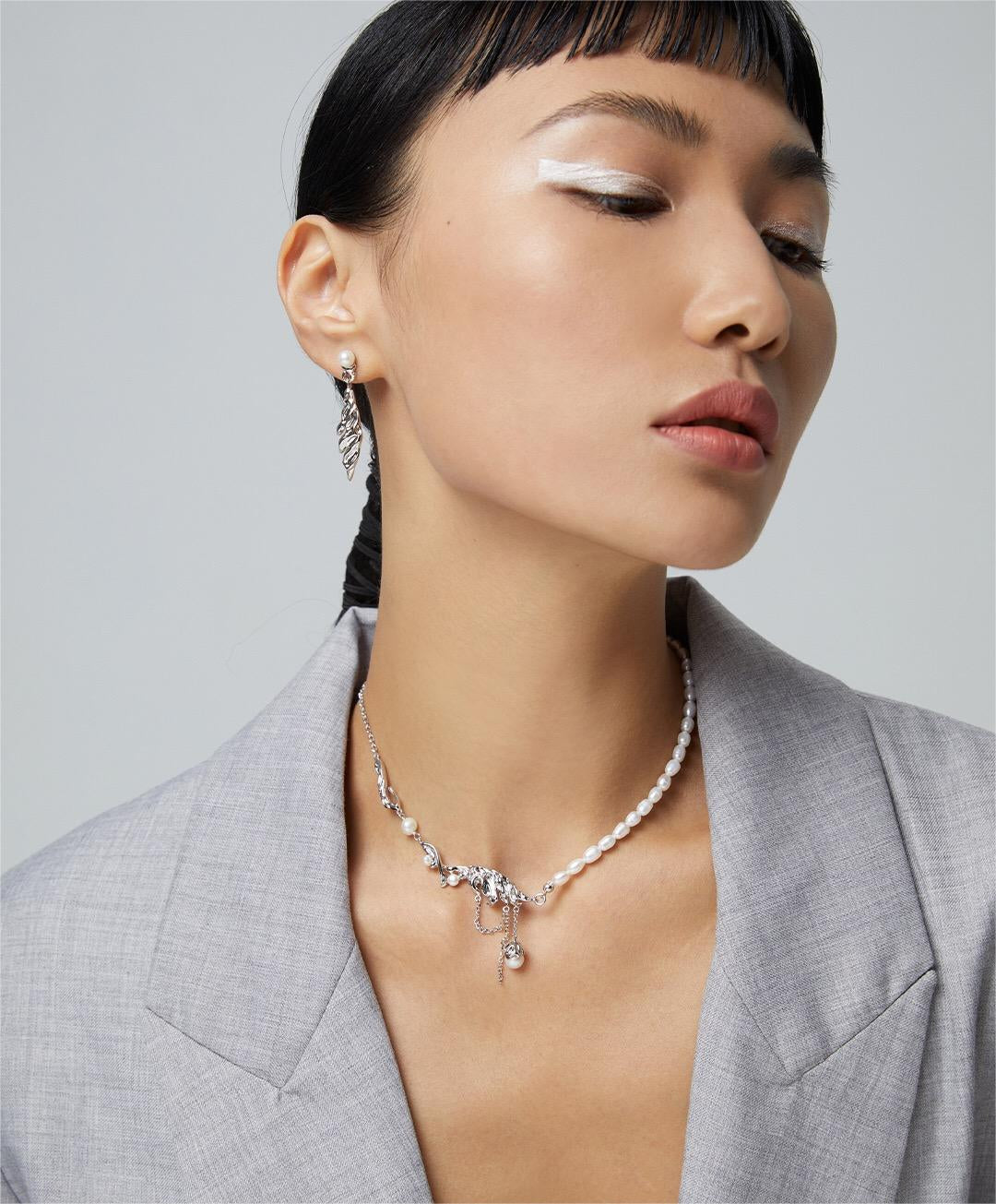 Collar de perla con colgante en forma de pluma