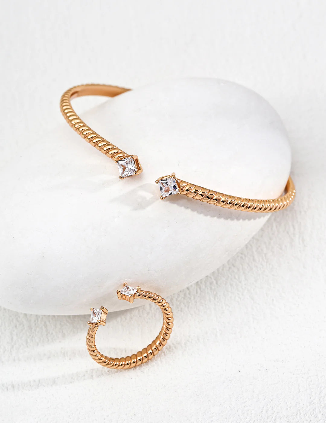 Anillo minimalista ajustable con circonita