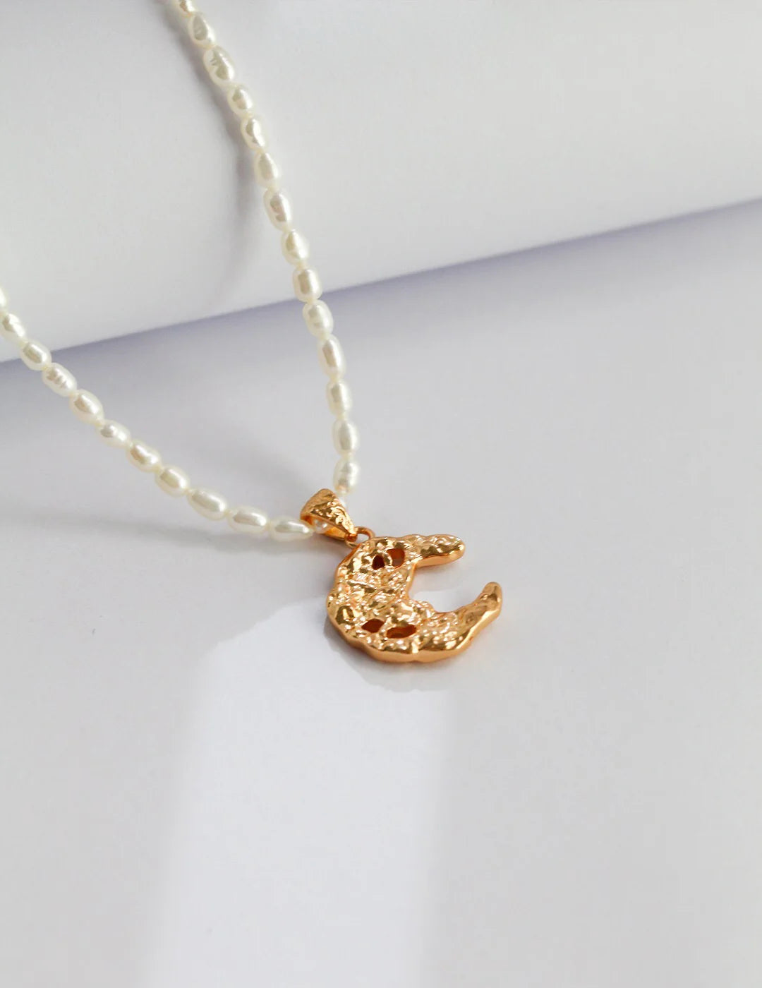 Collar con perla con forma de luna