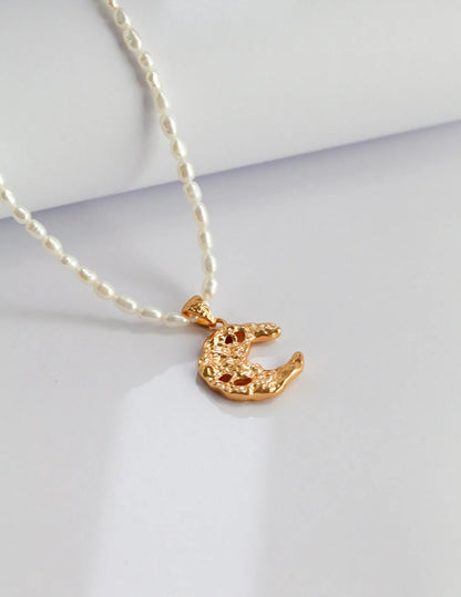 Collar con perla con forma de luna