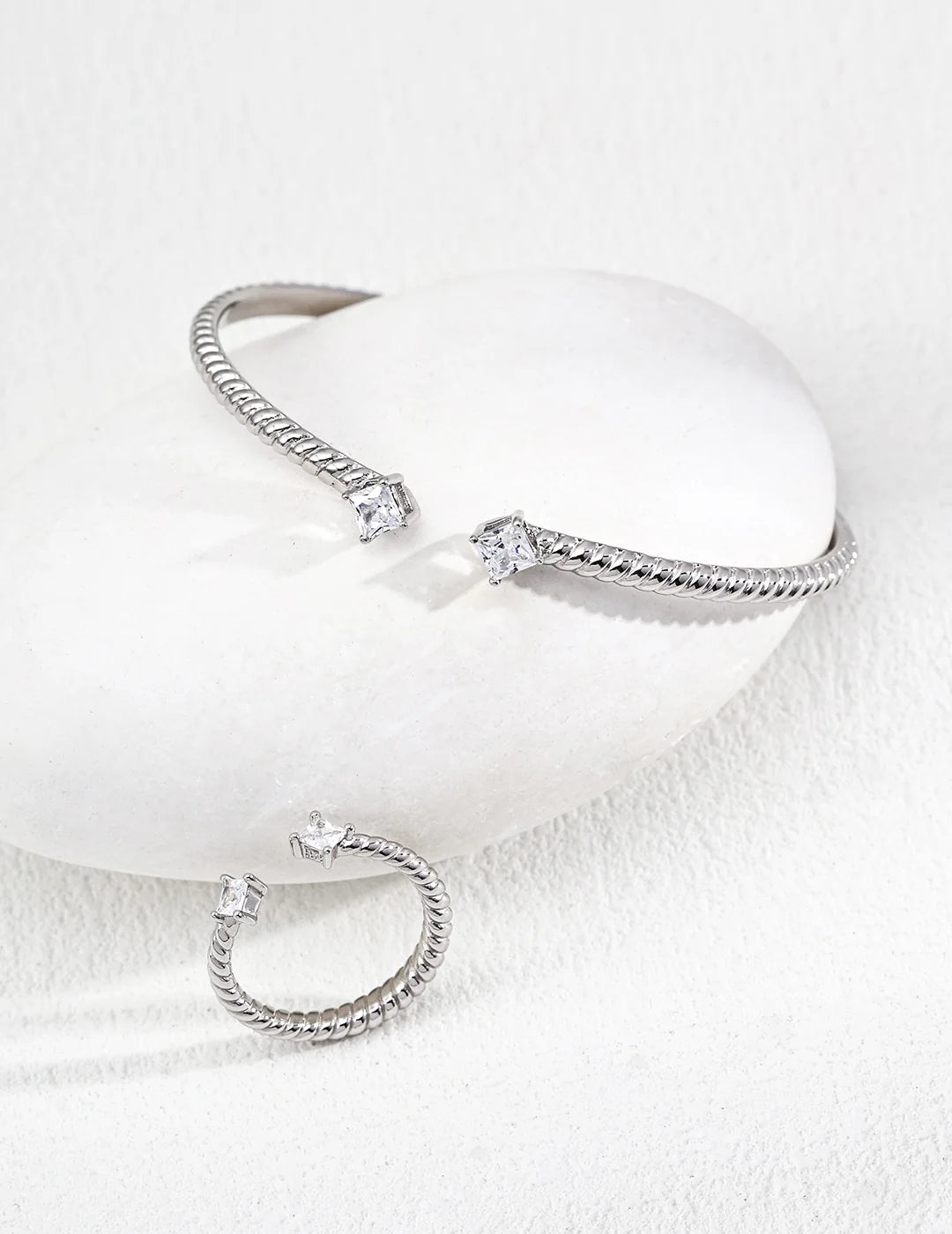 Anillo minimalista ajustable con circonita