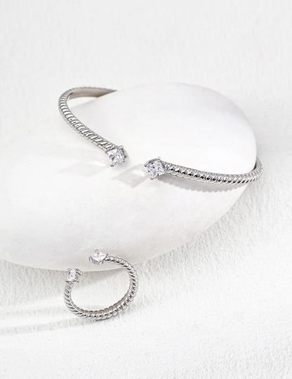 Anillo minimalista ajustable con circonita