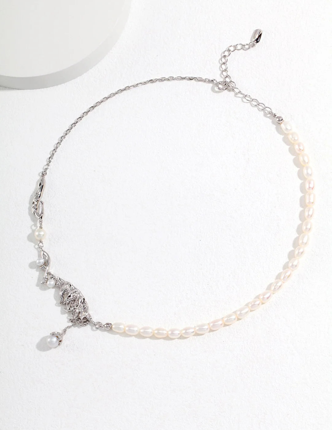 Collar de perla con colgante en forma de pluma