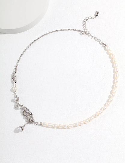 Collar de perla con colgante en forma de pluma