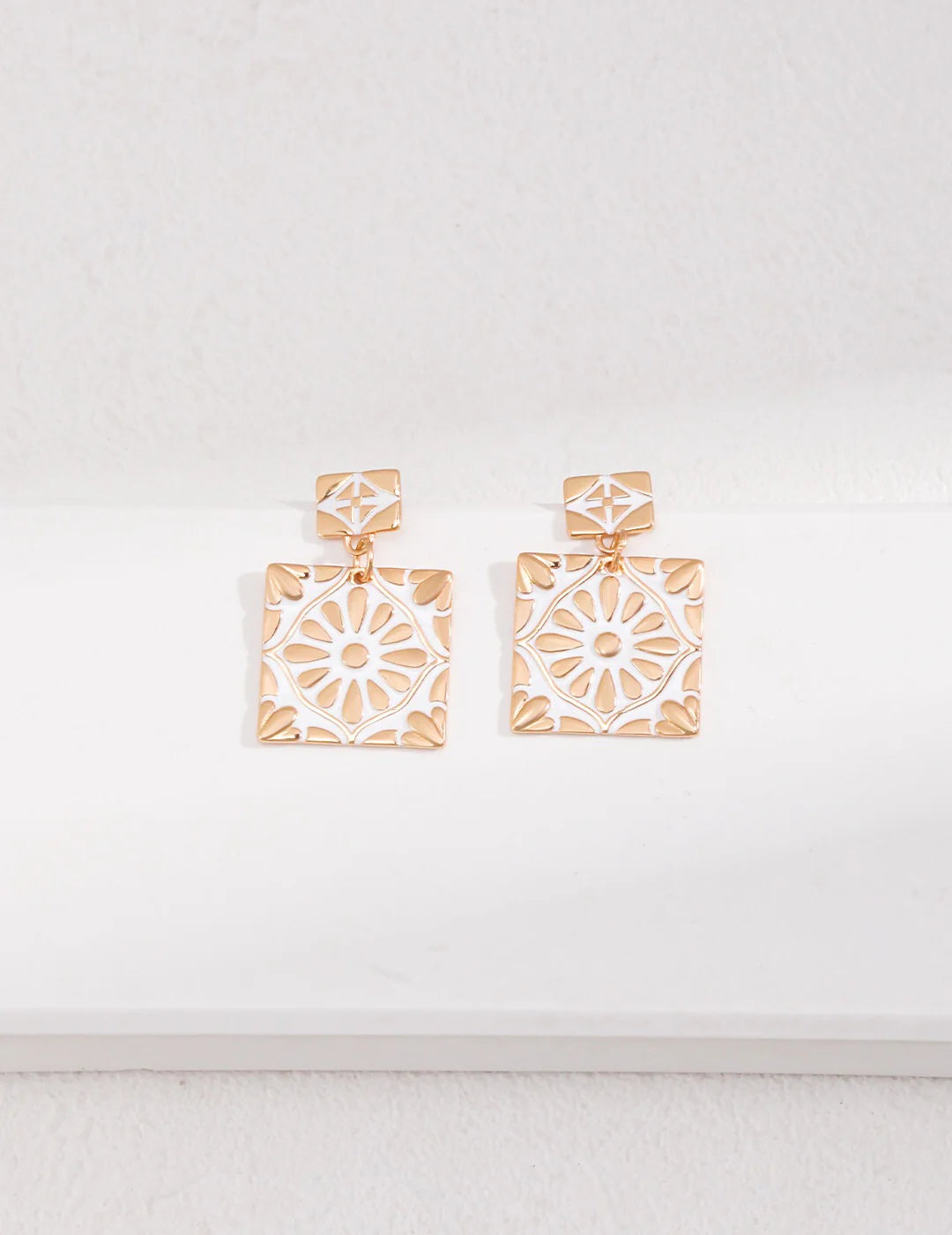 Pendientes cuadrados con esmalte efecto goteo