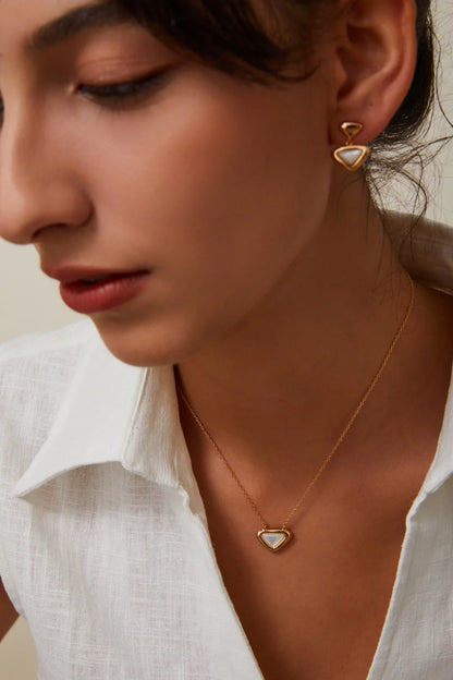 Collar de Concha Blanca con Colgante Triangular