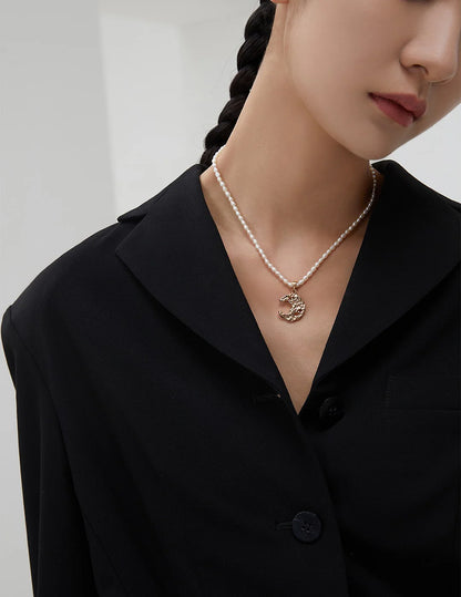 Collar con perla con forma de luna
