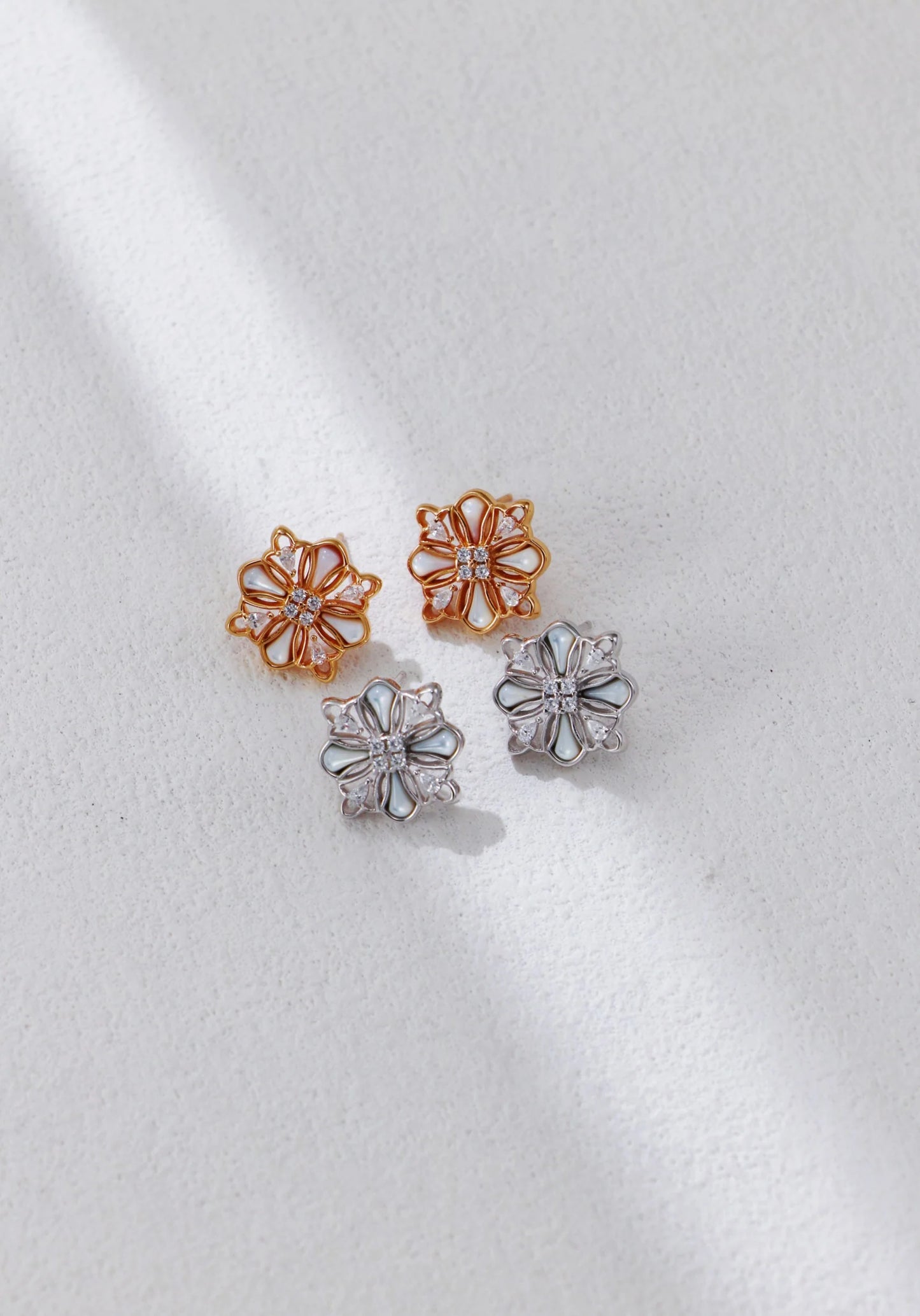 Pendientes de concha blanca con circonia cúbica