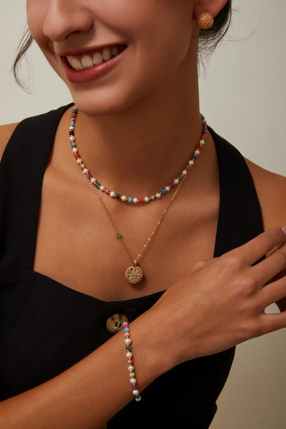 Collar de perlas con piedras de colores (arcoíris)