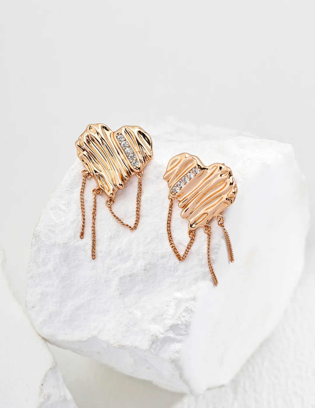 Pendientes en forma de corazón con circonita.