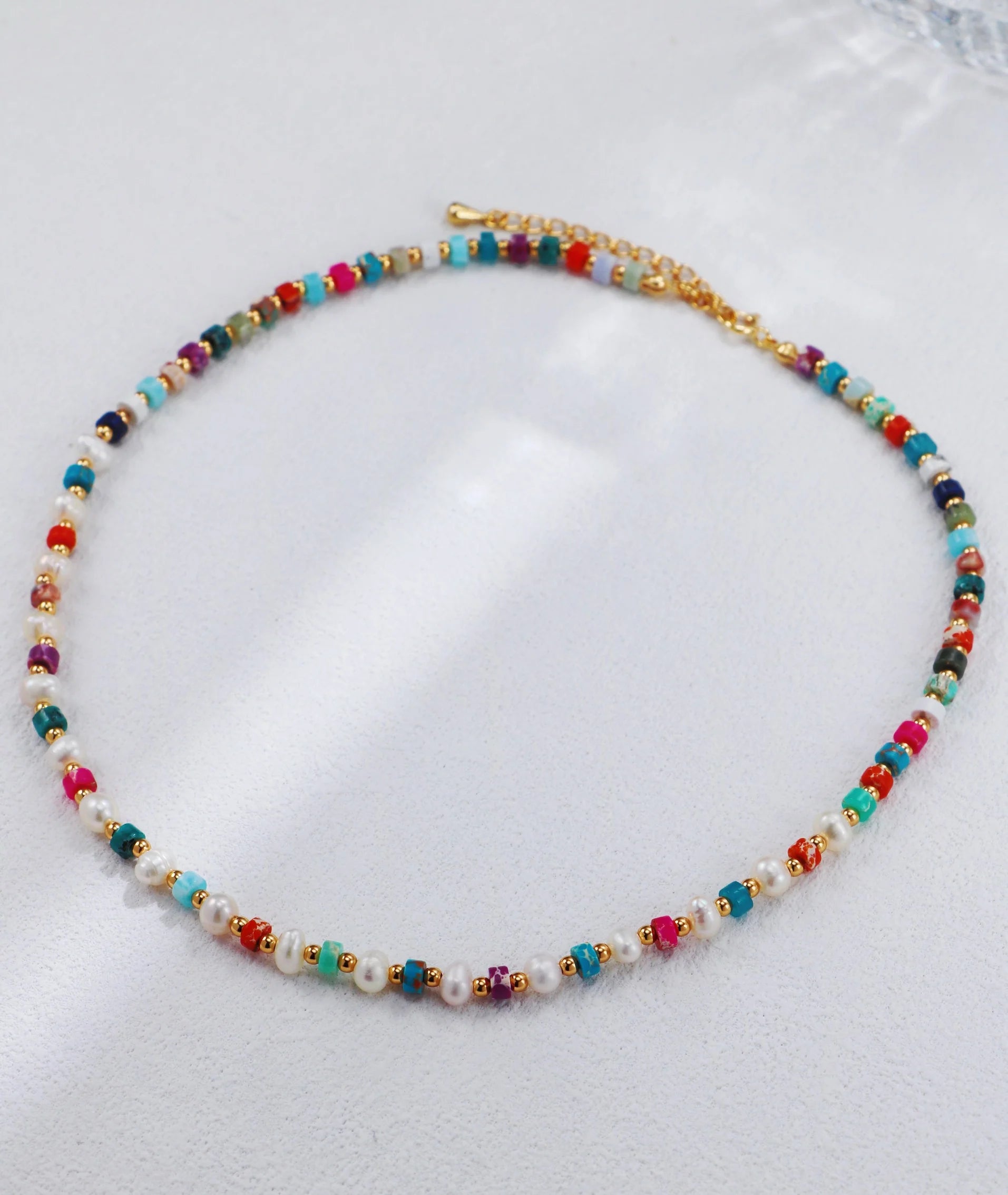 Collar de perlas con piedras de colores (arcoíris)