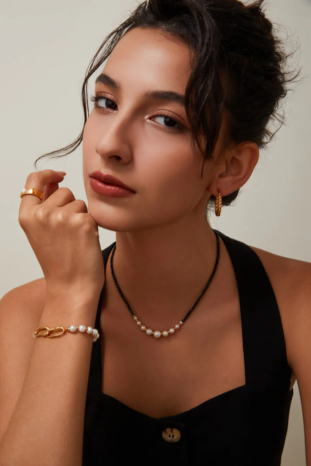 Collar con cuentas doradas y perla de espinela negra.