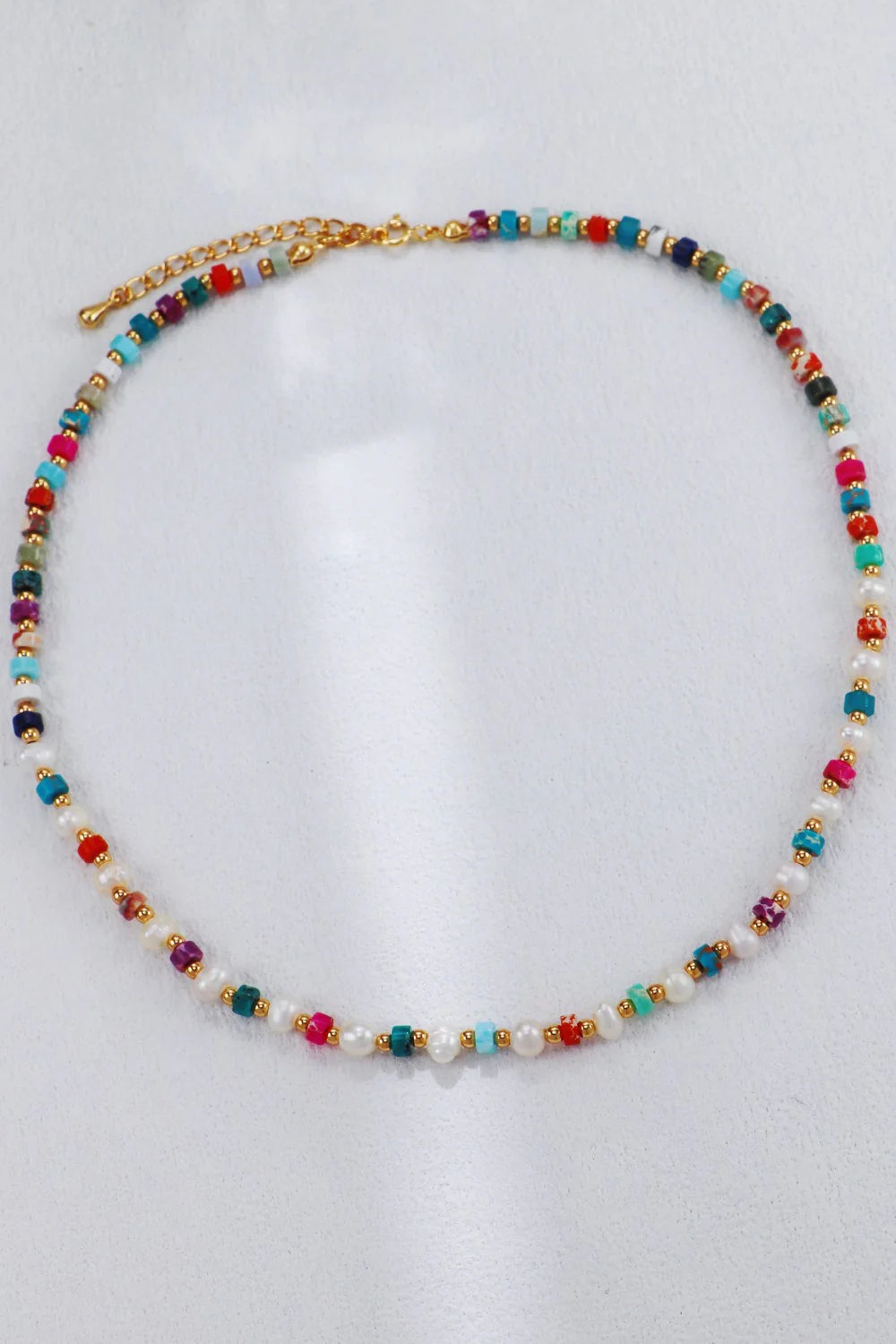 Collar de perlas con piedras de colores (arcoíris)
