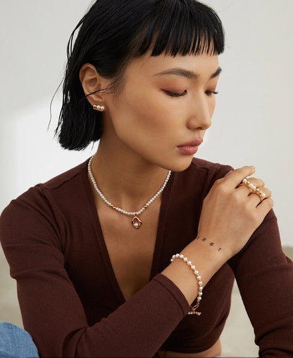 Pulsera con perla natural y cuentas decorativas