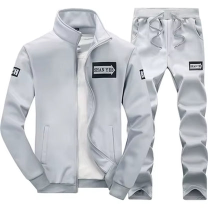 Conjunto deportivo de otoño para hombre. Sudadera y pantalón a juego, con diseño patchwork, cuello alto y capucha.