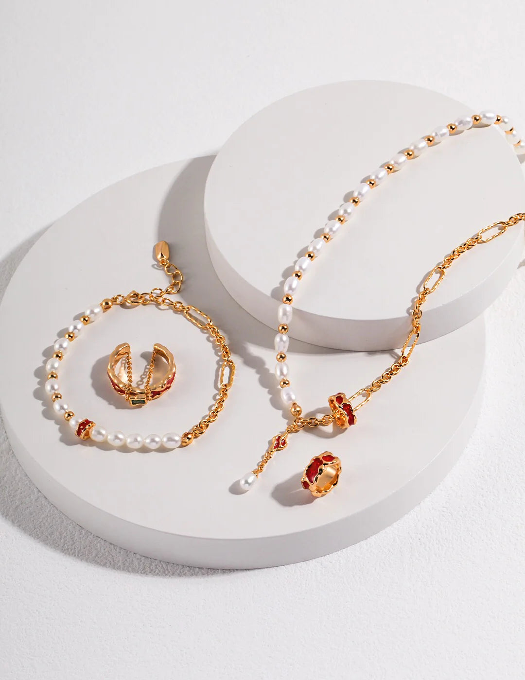 Anillo con cadena colgante y esmalte efecto goteo